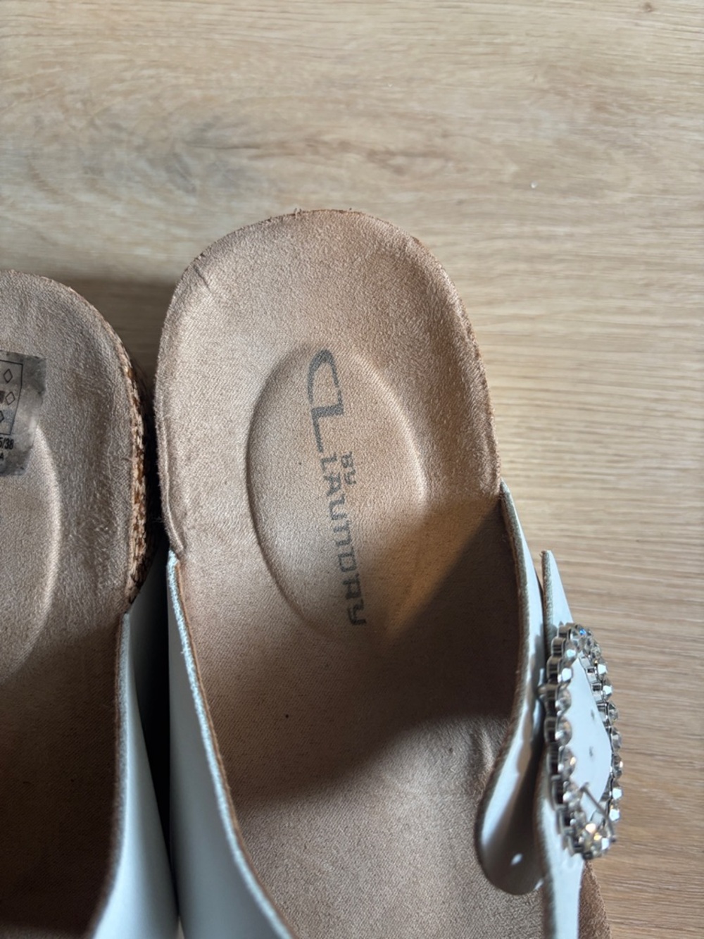 CL by Laundry White T-Strap Sandals with Rhinestone Buckle US 8 - Picture 8 of 9